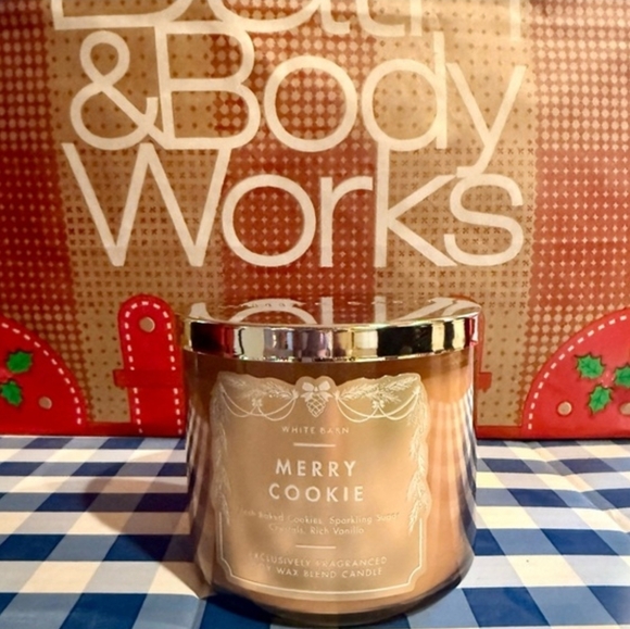 White Barn Bath & Body Works Merry Cookie 3-Wick Candle NWT - Picture 2 of 6